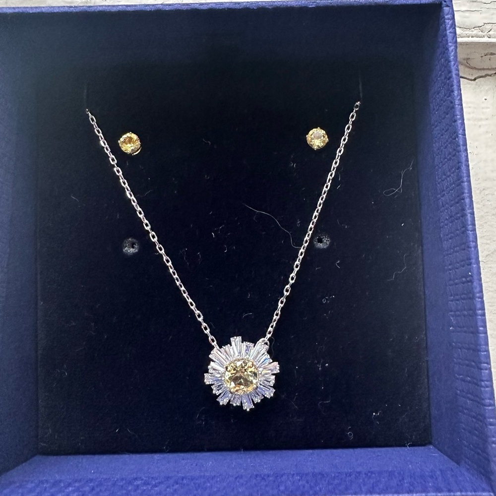 Swarovski Daisy Silver Necklace with Gold Accents with matching earrings